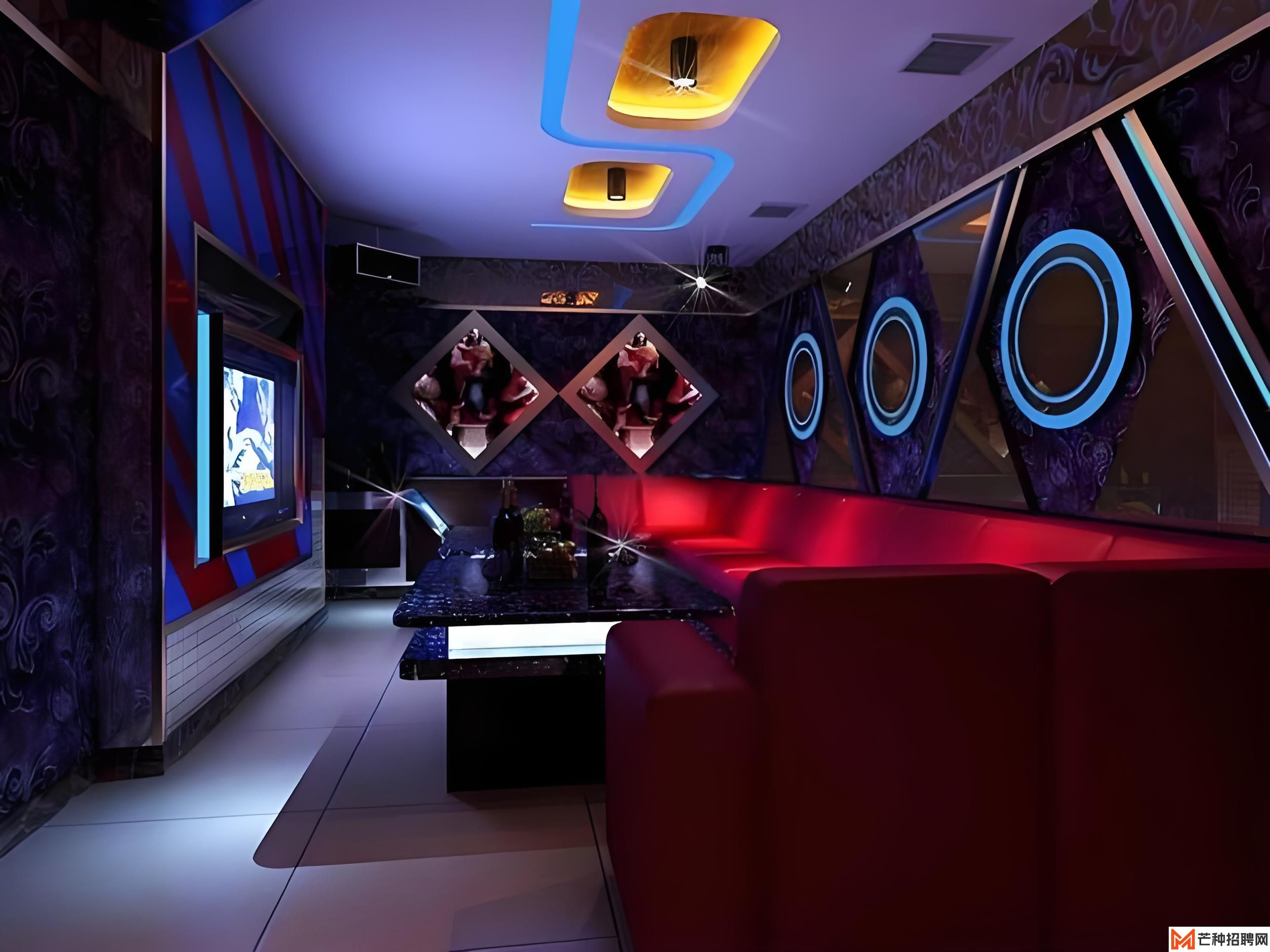 后海酒吧街诚聘：女性服务员